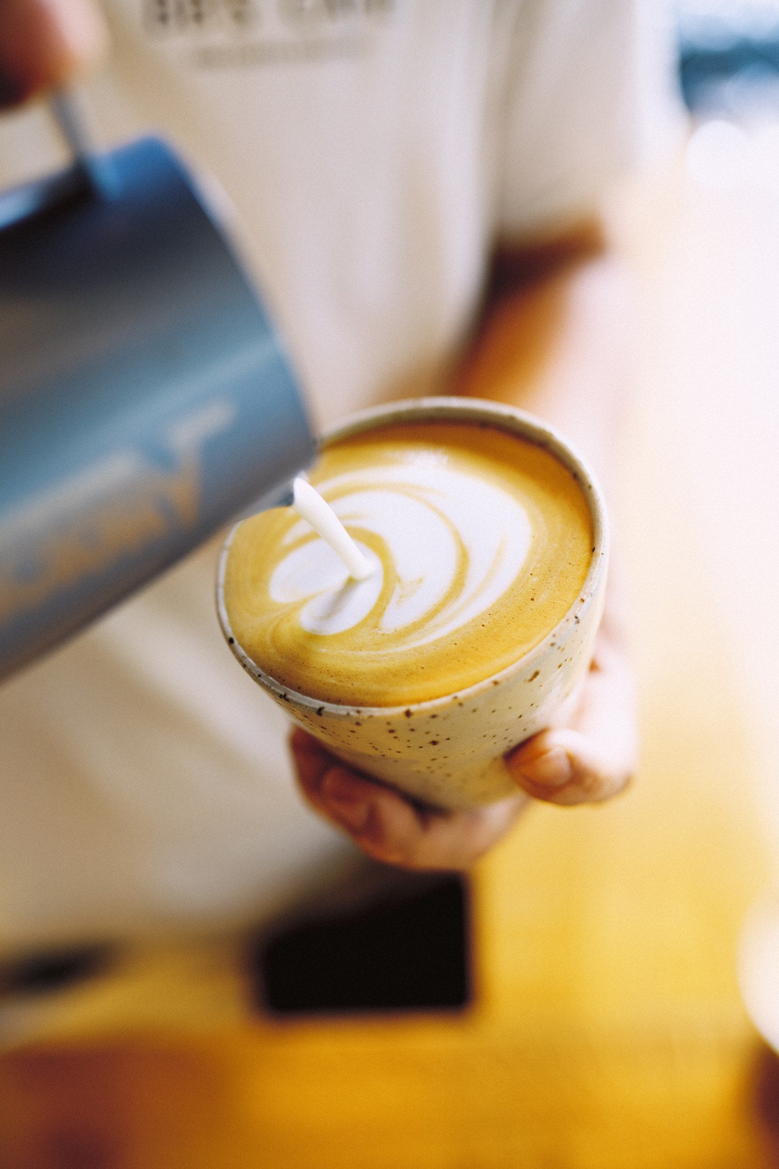 Barista preparando café en una taza